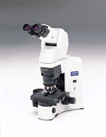 Progettato per un uso confortevole dell'utente, il microscopio Olympus BX45 integrava un corpo a forma di Y