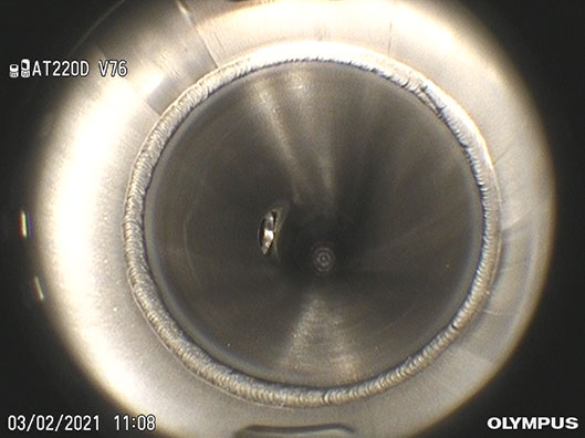 Panoramabild einer Schweißnaht in einem Edelstahl-Prozessrohr einer Arzneimittelproduktionsanlage, erstellt mit einem IPLEX Videoskop mit einem 220° Weitwinkelobjektivadapter