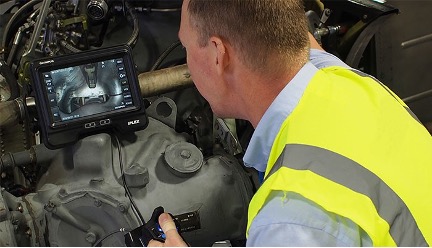 Prüfer mit einem IPLEX GX Videoskop für die Sichtprüfung eines Motors von Innen