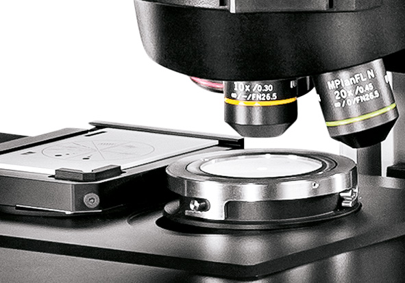 Análisis de limpieza técnica con un microscopio