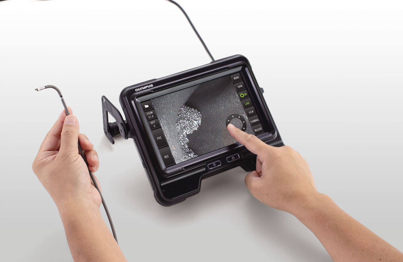 Inspecteur des soudures utilisant l’écran tactile d’un vidéoscope IPLEX d’Olympus pour contrôler l’articulation TrueFeel de l’extrémité de la sonde réactive 
