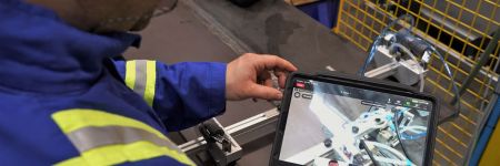 使用OmniScan X3探伤仪和视频会议远程支持工具的焊缝检测员