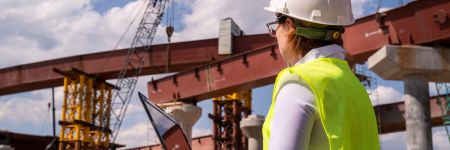 鋼橋建設を監督する女性エンジニア